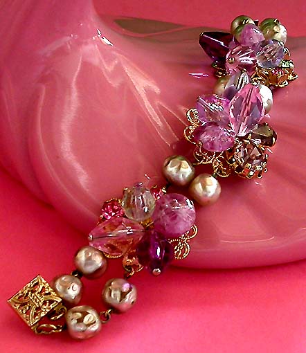 a beautiful vintage costume jewelry bracelet unsigned
