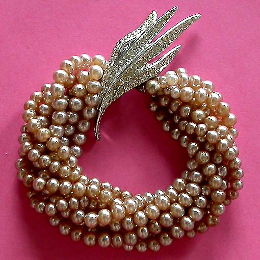 a beautiful vintage costume jewelry bracelet unsigned
