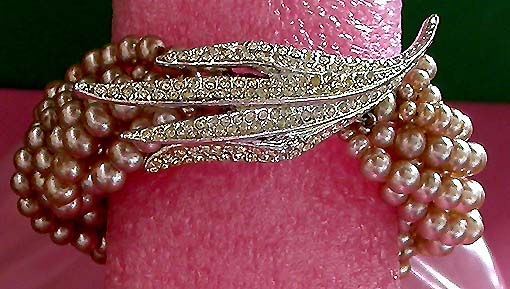 a beautiful vintage costume jewelry bracelet unsigned