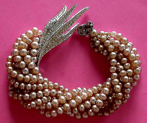 a beautiful vintage costume jewelry bracelet unsigned