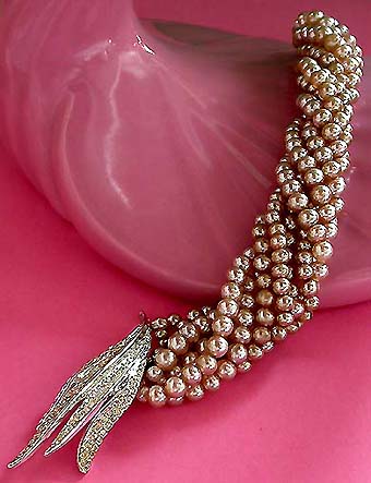 a beautiful vintage costume jewelry bracelet unsigned