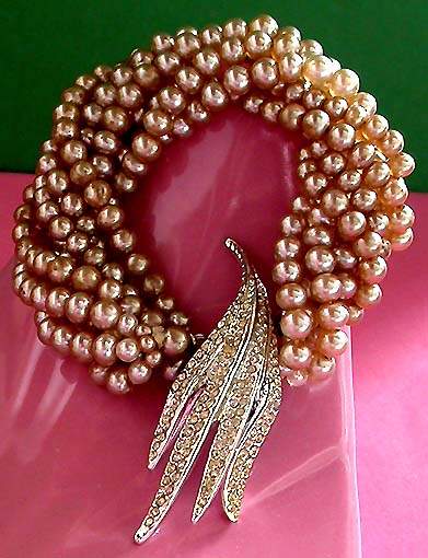 a beautiful vintage costume jewelry bracelet unsigned
