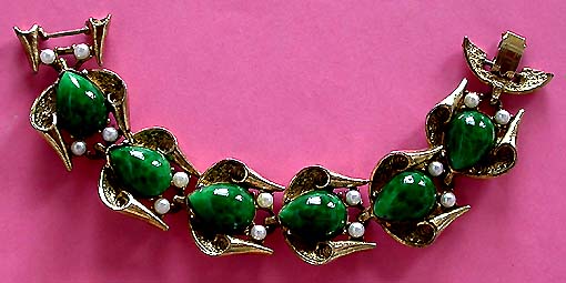 a beautiful vintage costume jewelry bracelet unsigned