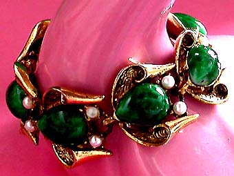 a beautiful vintage costume jewelry bracelet unsigned