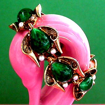 a beautiful vintage costume jewelry bracelet unsigned