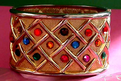 a beautiful vintage costume jewelry bracelet unsigned