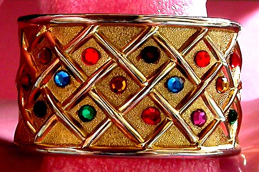 a beautiful vintage costume jewelry bracelet unsigned