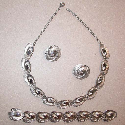 a beautiful vintage costume jewelry necklace Judy Lee