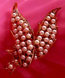 a beautiful vintage costume jewelry vintage bridal brooch unsigned