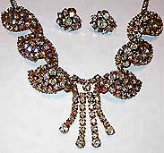 a beautiful vintage costume jewelry necklace unsigned