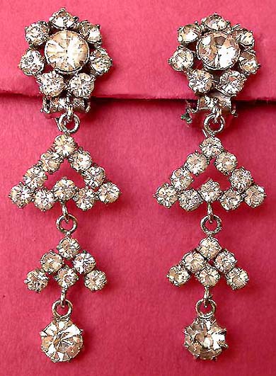 a beautiful vintage costume jewelry earrings unsigned