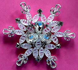 a beautiful vintage costume jewelry Brooch unsigned