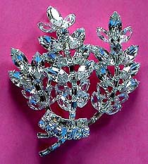 a beautiful vintage costume jewelry Brooch unsigned