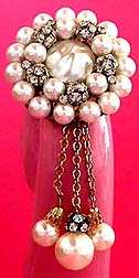 a beautiful vintage costume jewelry Brooch unsigned