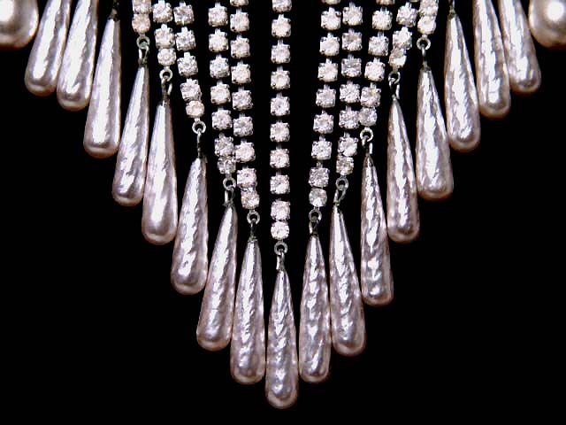 a beautiful vintage costume jewelry necklace unsigned