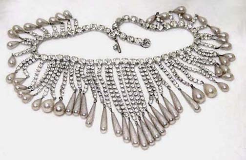 a beautiful vintage costume jewelry necklace unsigned