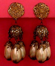 a beautiful vintage costume jewelry Brooch unsigned