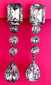 a beautiful vintage costume jewelry Brooch unsigned