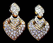 a beautiful vintage costume jewelry earrings unsigned