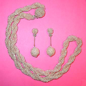 a beautiful vintage costume jewelry necklace unsigned