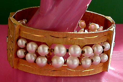 a beautiful vintage costume jewelry bracelet unsigned