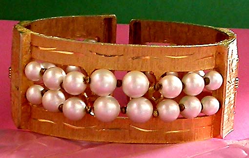 a beautiful vintage costume jewelry bracelet unsigned