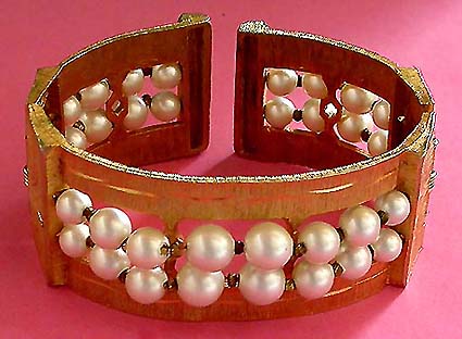 a beautiful vintage costume jewelry bracelet unsigned