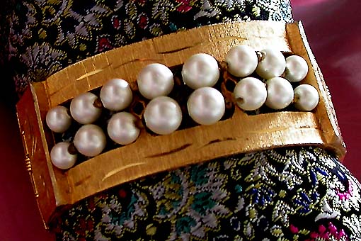 a beautiful vintage costume jewelry bracelet unsigned