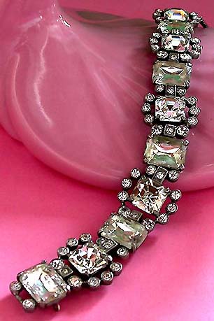 a beautiful vintage costume jewelry bracelet unsigned