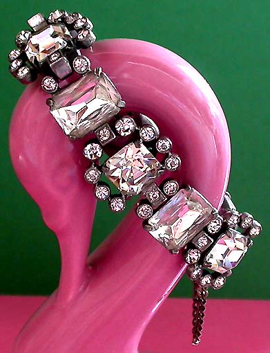 a beautiful vintage costume jewelry bracelet unsigned