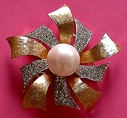 a beautiful vintage costume jewelry earrings unsigned