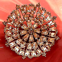 a beautiful vintage costume jewelry Brooch unsigned