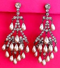a beautiful vintage costume jewelry earrings unsigned