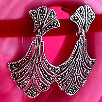 a beautiful vintage costume jewelry earrings unsigned