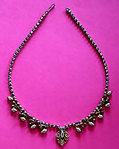 a beautiful vintage costume jewelry necklace unsigned