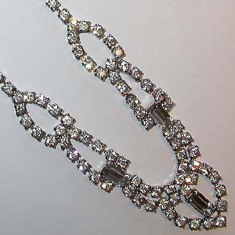 a beautiful vintage costume jewelry necklace unsigned