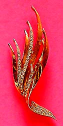 a beautiful vintage costume jewelry Brooch unsigned