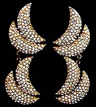 a beautiful vintage costume jewelry earrings unsigned