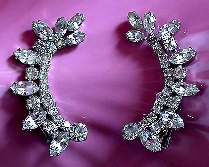 a beautiful vintage costume jewelry earrings unsigned