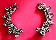 a beautiful vintage costume jewelry Brooch unsigned