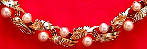 a beautiful vintage costume jewelry necklace Lisner