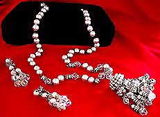 a beautiful vintage costume jewelry earrings unsigned