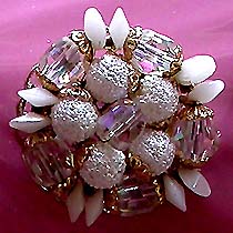 a beautiful vintage costume jewelry Brooch unsigned