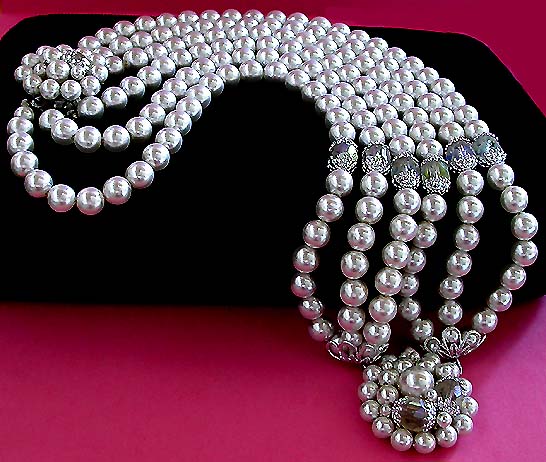 a beautiful vintage costume jewelry necklace unsigned