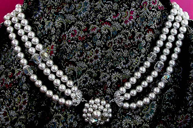 a beautiful vintage costume jewelry necklace unsigned