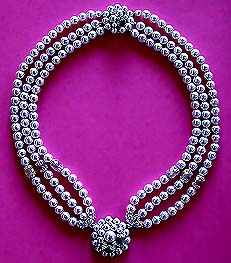 a beautiful vintage costume jewelry earrings unsigned