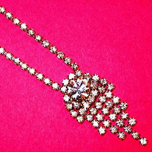a beautiful vintage costume jewelry necklace unsigned