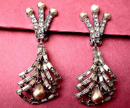 a beautiful vintage costume jewelry earrings unsigned