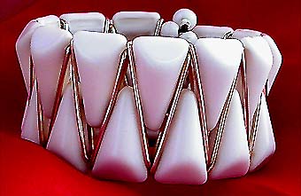a beautiful vintage costume jewelry bracelet unsigned
