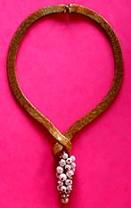 a beautiful vintage costume jewelry earrings unsigned